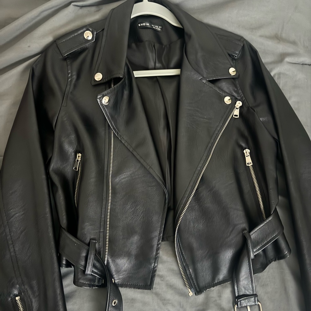Women’s Lapel Neck Leather Jacket